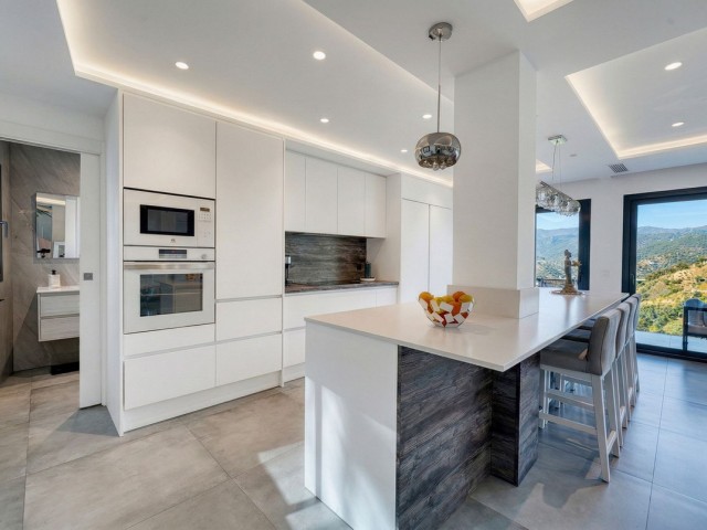 4 Makuuhuoneen Huvila Istán