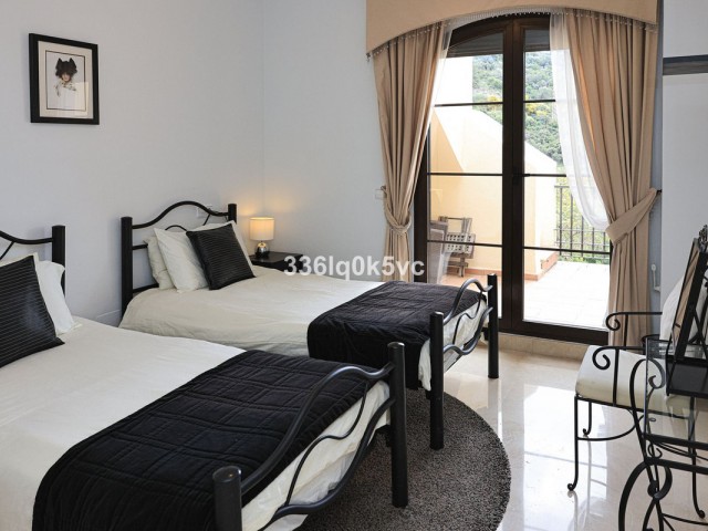 5 Bedrooms Apartment in Benahavís