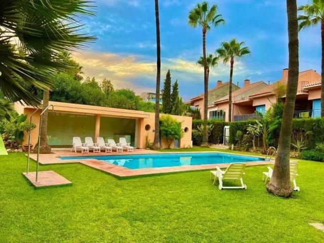 5 Schlafzimmer Reihenhaus in Nueva Andalucía