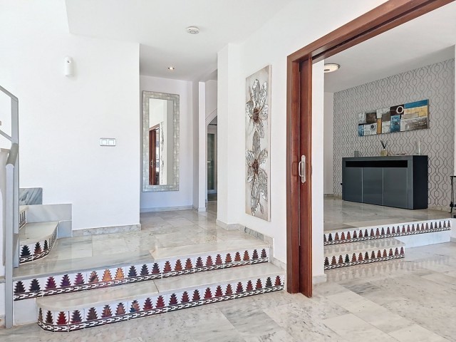 Maison mitoyenne avec 3 Chambres  à La Duquesa