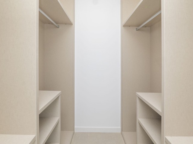 Maison mitoyenne avec 4 Chambres  à Estepona