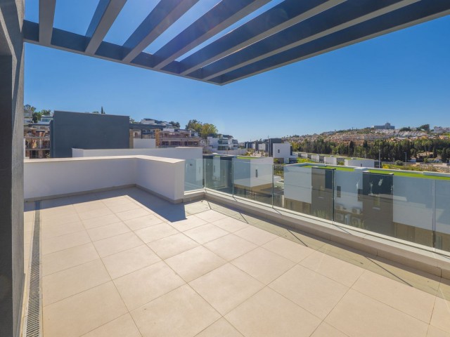 Maison mitoyenne avec 4 Chambres  à Estepona