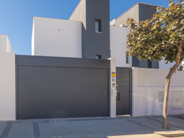 Maison mitoyenne avec 4 Chambres  à Estepona