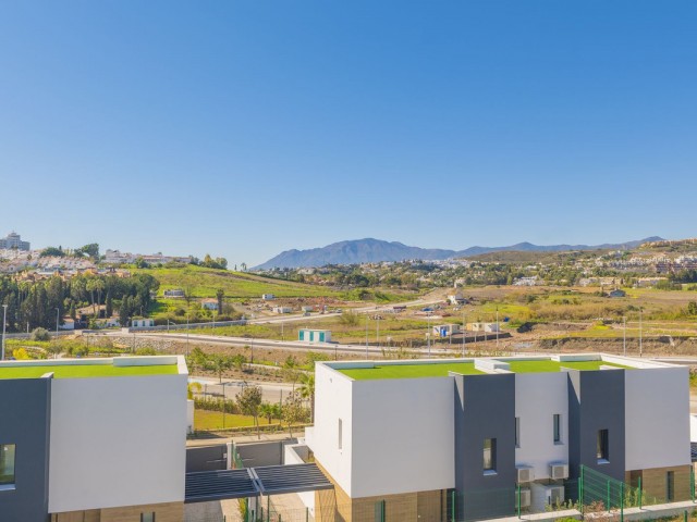 Maison mitoyenne avec 4 Chambres  à Estepona
