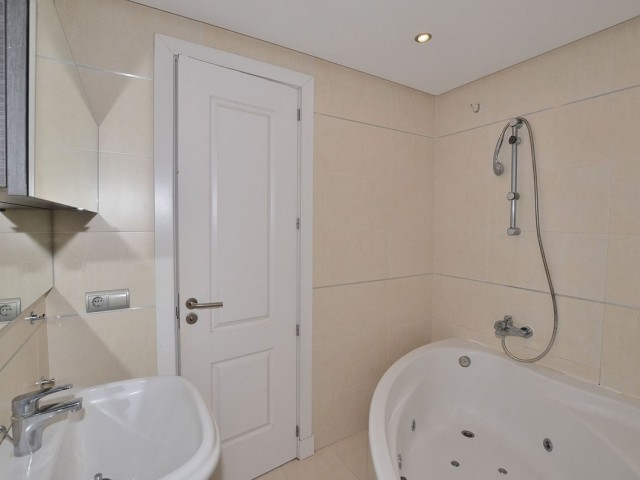 Appartement avec 3 Chambres  à Torrequebrada