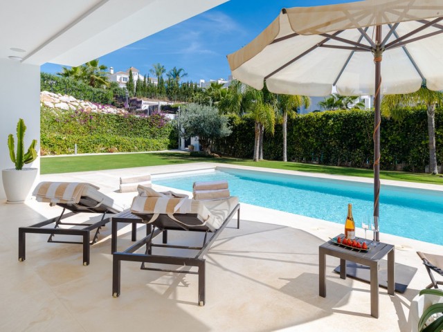 Villa con 6 Dormitorios  en Nueva Andalucía