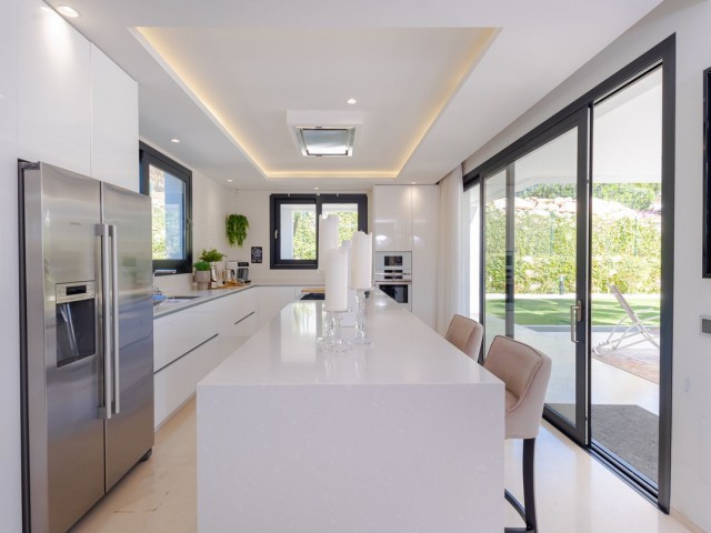 Villa con 6 Dormitorios  en Nueva Andalucía