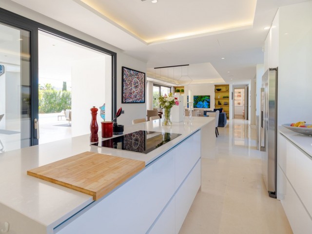 Villa con 6 Dormitorios  en Nueva Andalucía