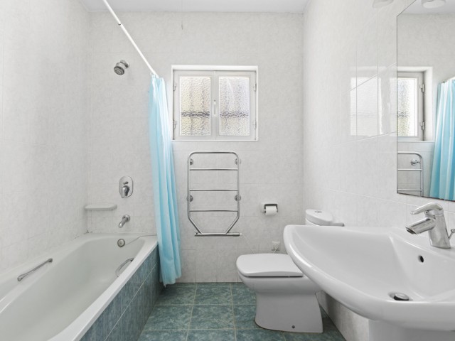 3 Bedrooms Villa in Guadalmina Baja