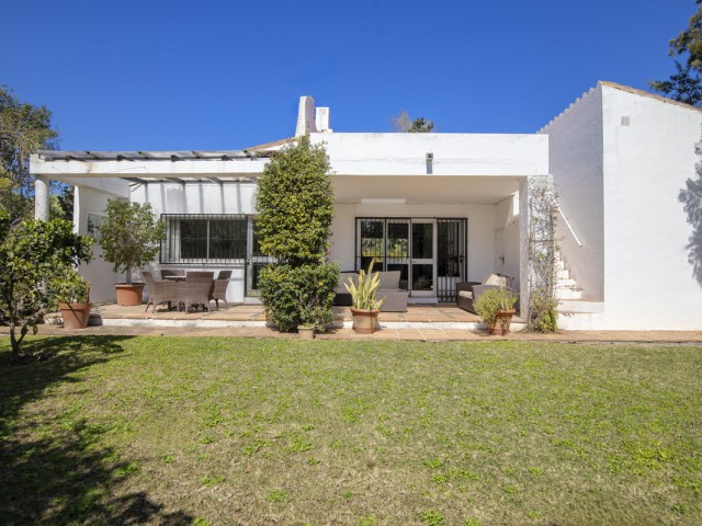 3 Bedrooms Villa in Guadalmina Baja