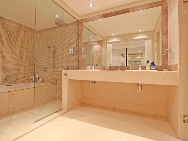 2 Bedrooms Apartment in Guadalmina Baja