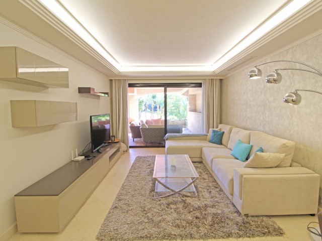 2 Bedrooms Apartment in Guadalmina Baja