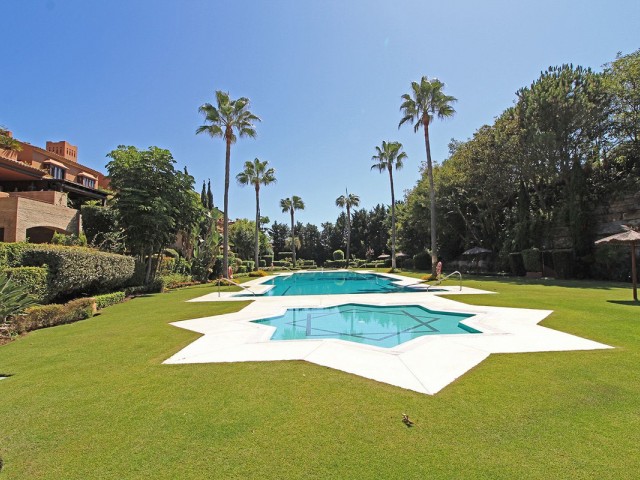 2 Bedrooms Apartment in Guadalmina Baja