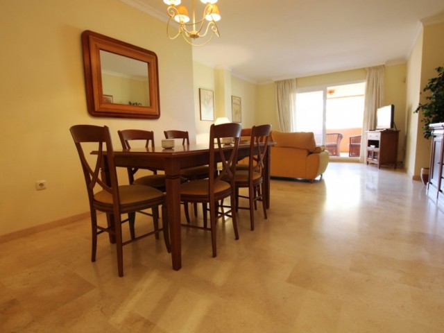 Apartamento con 2 Dormitorios  en Elviria