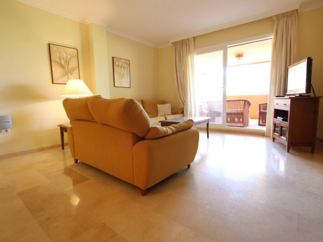 Apartamento con 2 Dormitorios  en Elviria