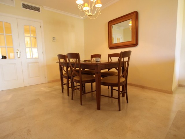 Apartamento con 2 Dormitorios  en Elviria