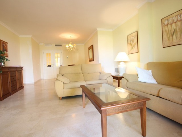 Apartamento con 2 Dormitorios  en Elviria