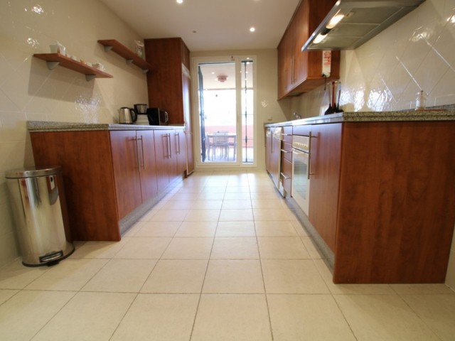 Apartamento con 2 Dormitorios  en Elviria