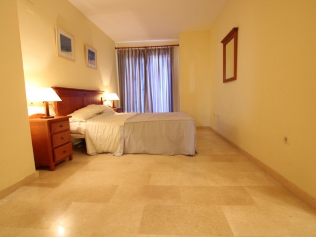 Apartamento con 2 Dormitorios  en Elviria