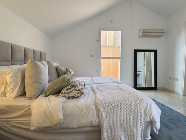 Apartamento con 2 Dormitorios  en Elviria