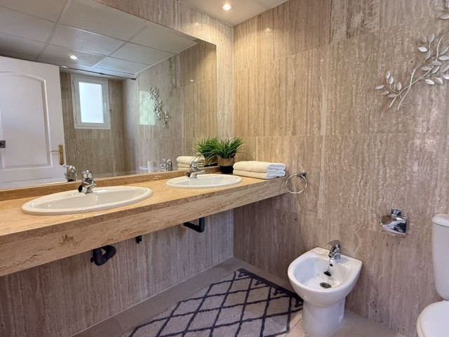 Apartamento con 2 Dormitorios  en Elviria