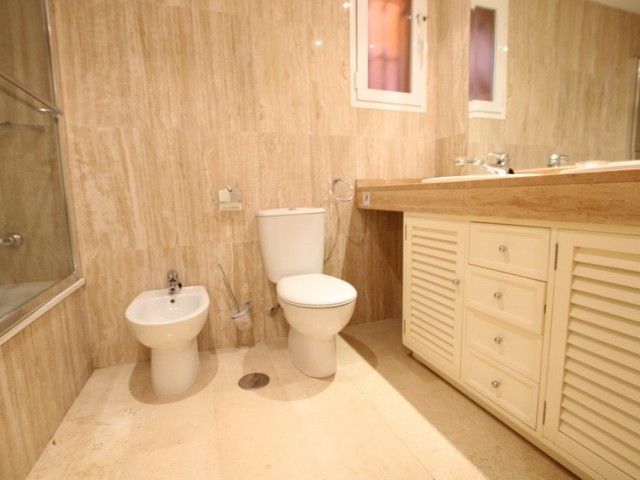 Apartamento con 2 Dormitorios  en Elviria