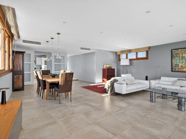 Ático con 3 Dormitorios  en Altos de los Monteros