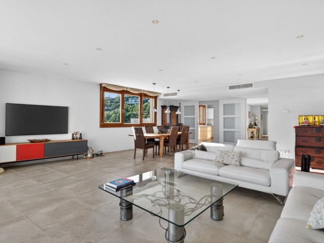 Ático con 3 Dormitorios  en Altos de los Monteros