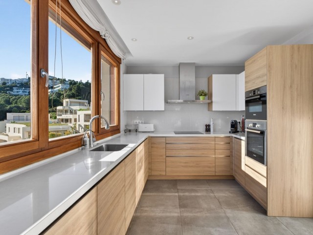 Ático con 3 Dormitorios  en Altos de los Monteros