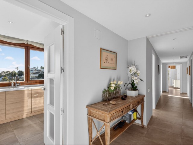 Ático con 3 Dormitorios  en Altos de los Monteros