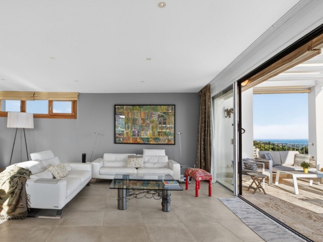 Ático con 3 Dormitorios  en Altos de los Monteros