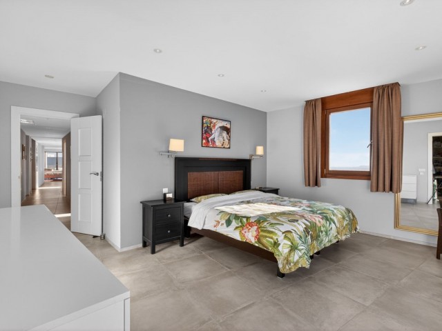 Ático con 3 Dormitorios  en Altos de los Monteros