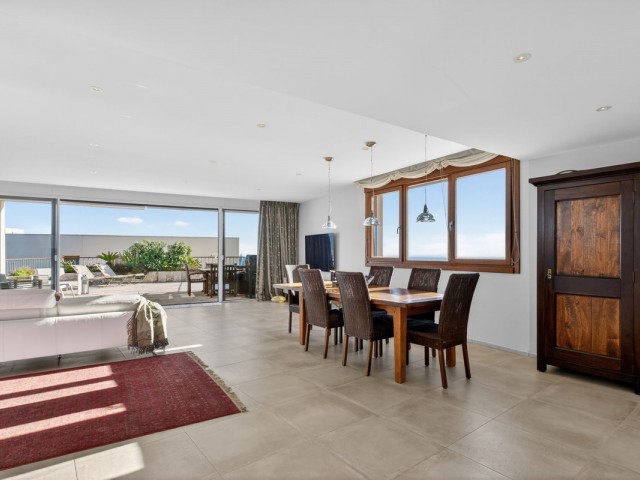 Ático con 3 Dormitorios  en Altos de los Monteros