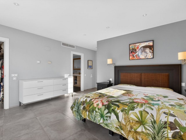 Ático con 3 Dormitorios  en Altos de los Monteros