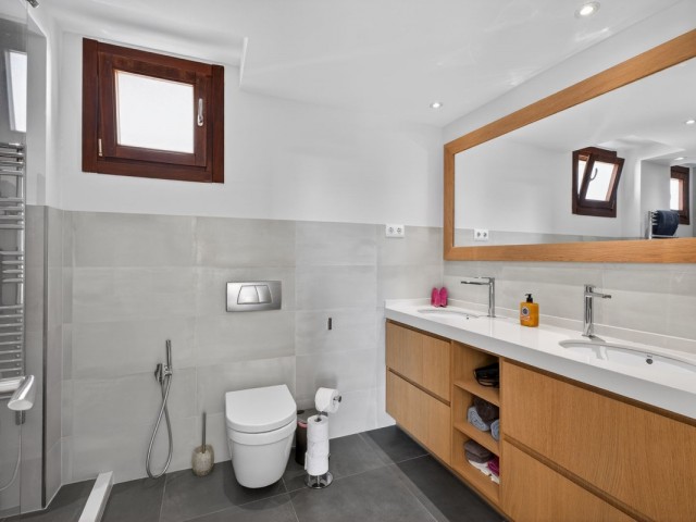 Ático con 3 Dormitorios  en Altos de los Monteros