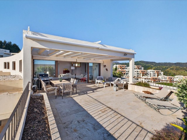 Ático con 3 Dormitorios  en Altos de los Monteros