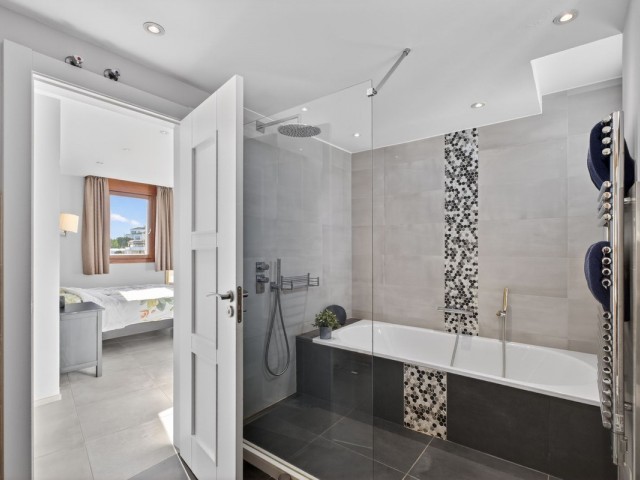 Ático con 3 Dormitorios  en Altos de los Monteros