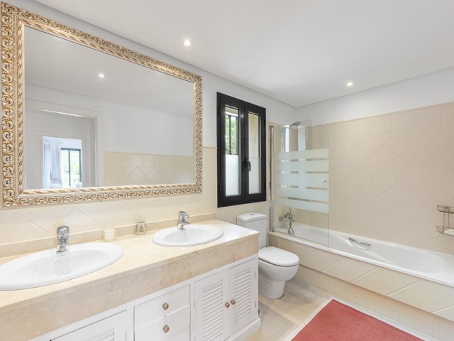 4 Bedrooms Villa in Sotogrande Alto