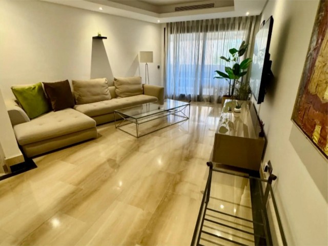 Apartamento con 3 Dormitorios  en Estepona