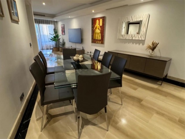 Apartamento con 3 Dormitorios  en Estepona