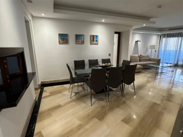 Apartamento con 3 Dormitorios  en Estepona