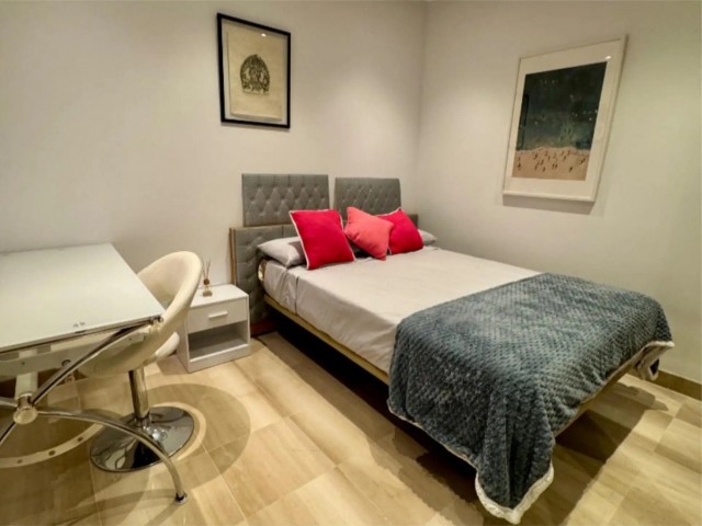 Apartamento con 3 Dormitorios  en Estepona