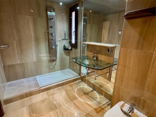 Apartamento con 3 Dormitorios  en Estepona