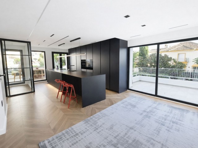 Apartamento con 3 Dormitorios  en Marbella