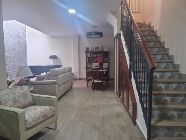 4 Makuuhuoneen Rivitalo Fuengirola