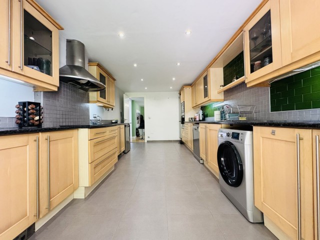 4 Slaapkamer Rijtjeshuis in La Duquesa