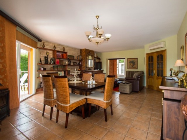 Villa con 4 Dormitorios  en Campo Mijas