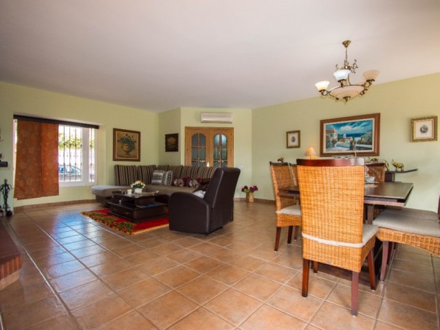 Villa con 4 Dormitorios  en Campo Mijas