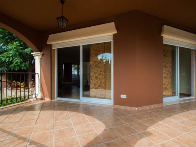 Villa con 4 Dormitorios  en Campo Mijas