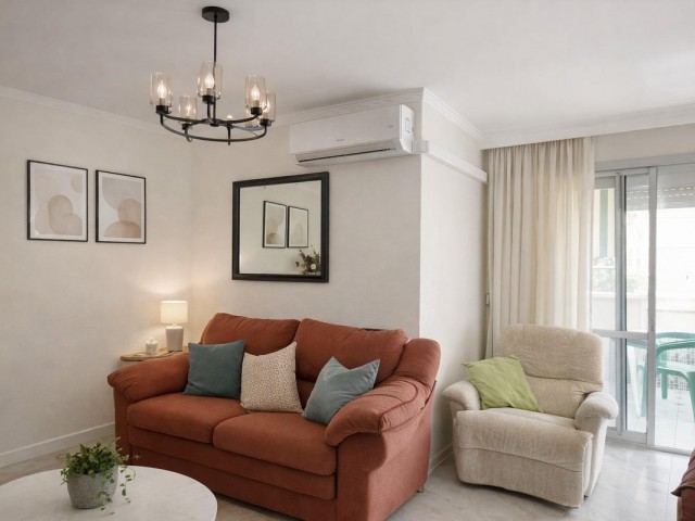 Apartamento con 4 Dormitorios  en La Carihuela